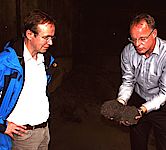 Klaus Erlenbach (rechts im Bild) zeigt Herrn Peter Wobbe vom Kreis Mettmann den erzeugten Kompost.